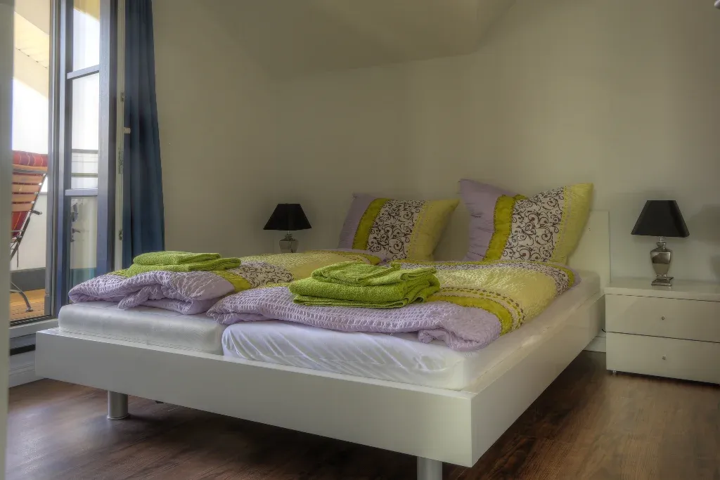 Schlafzimmer 1