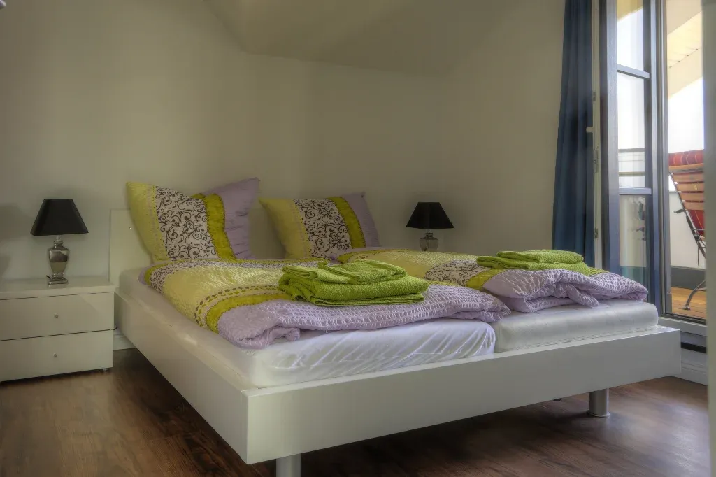 Schlafzimmer 1