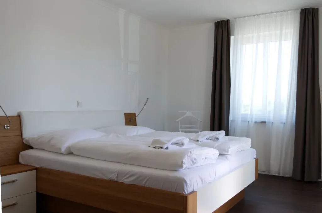 Schlafzimmer 1
