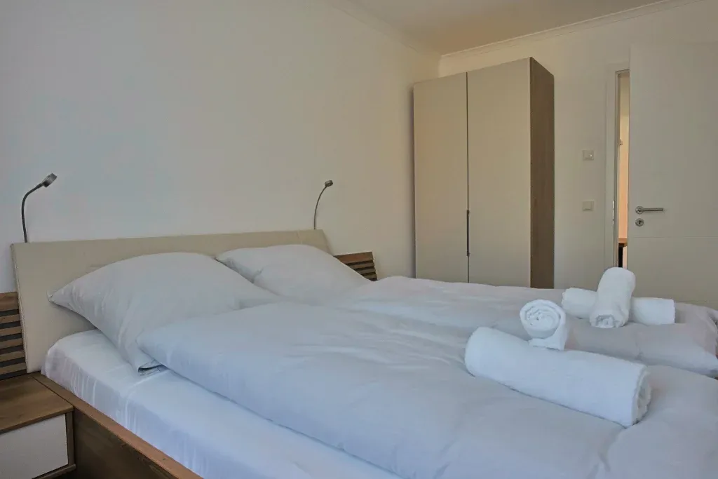 Schlafzimmer 1