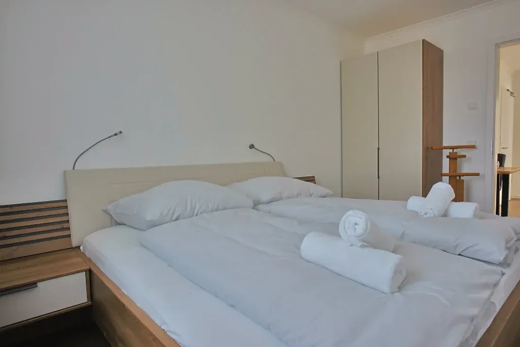 Schlafzimmer 1