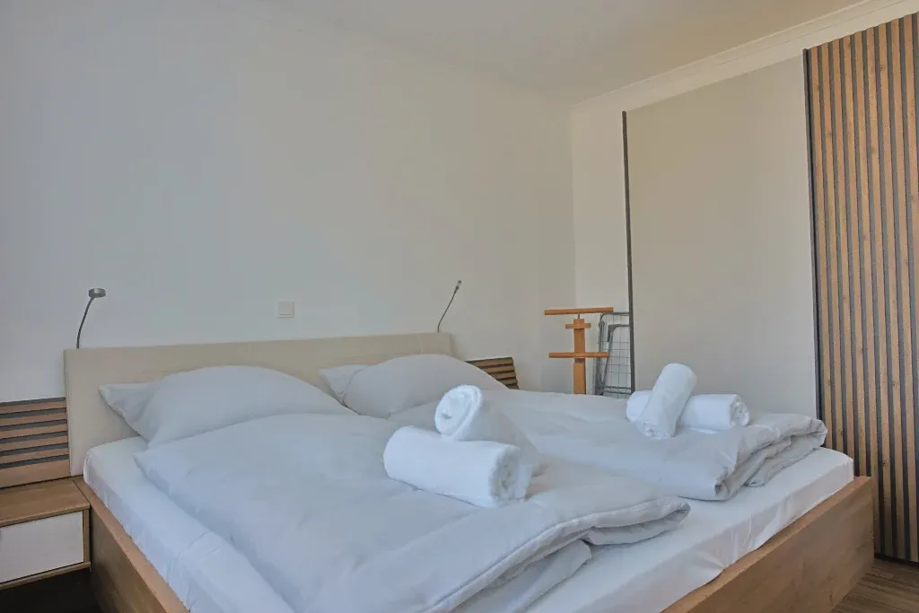 Schlafzimmer 1