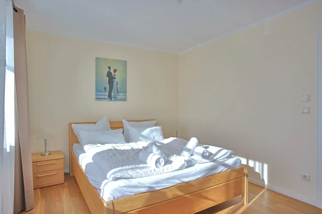 Schlafzimmer 1